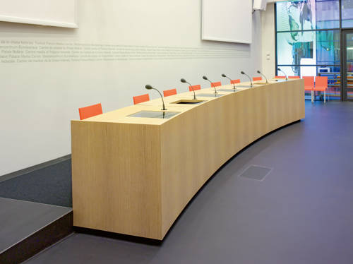 Der Tisch im Medienzentrum des Bundeshauses, an dem die Behörden unter anderem von der CS-Übernahme durch die UBS informierten. Foto: PD