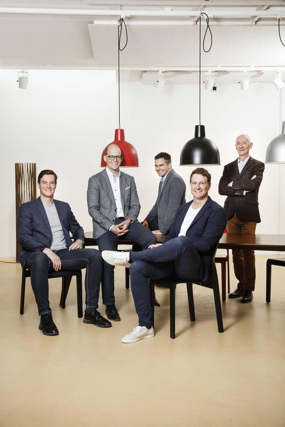 Sie führen die Schreinerei Röthlisberger AG (v. l.): Beat Röthlisberger, Mark Röthlisberger, Andreas Kramer, Jan Röthlisberger und Roland Keller. Foto: PD